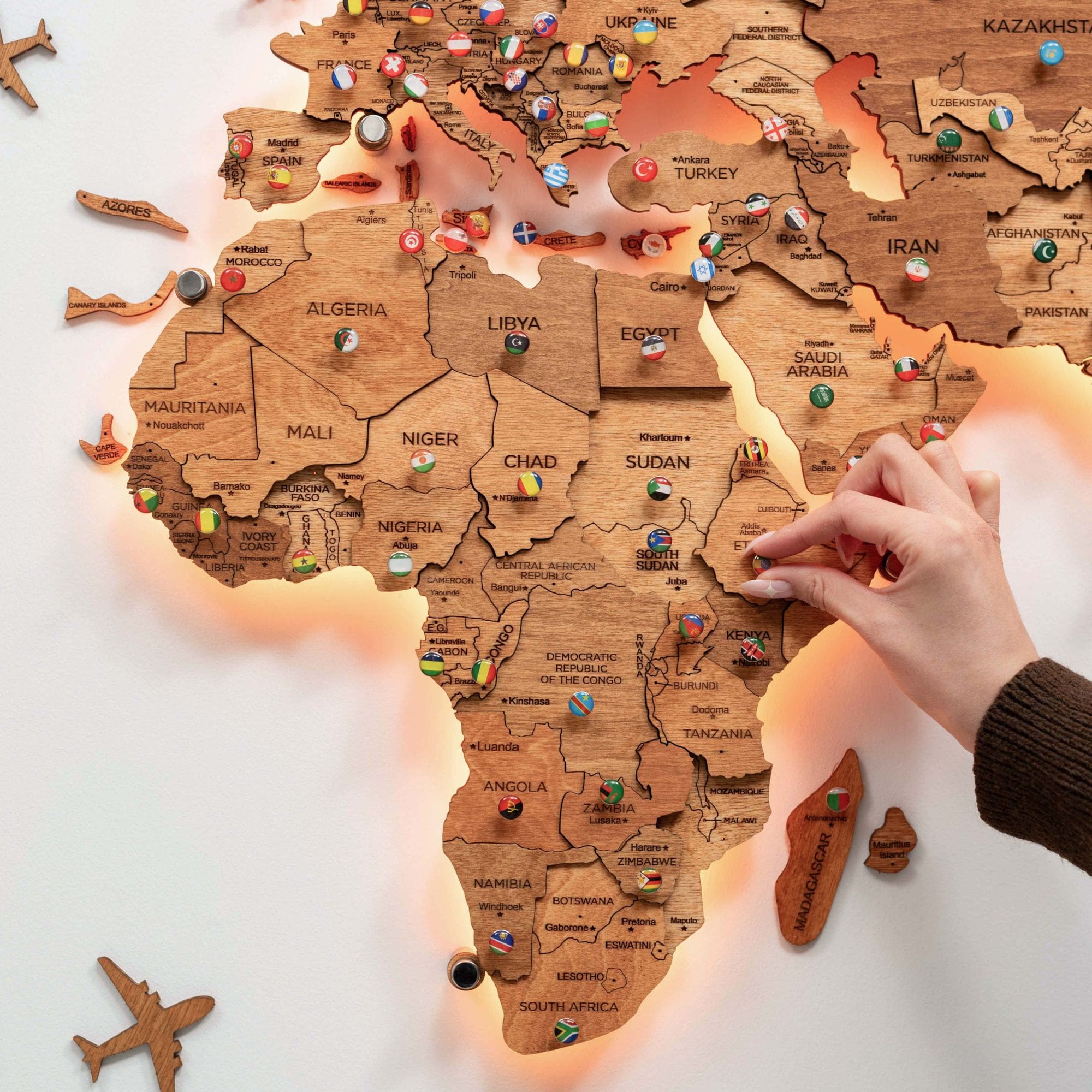 3D LED Wooden World Map 3.0 Oak - Image 3