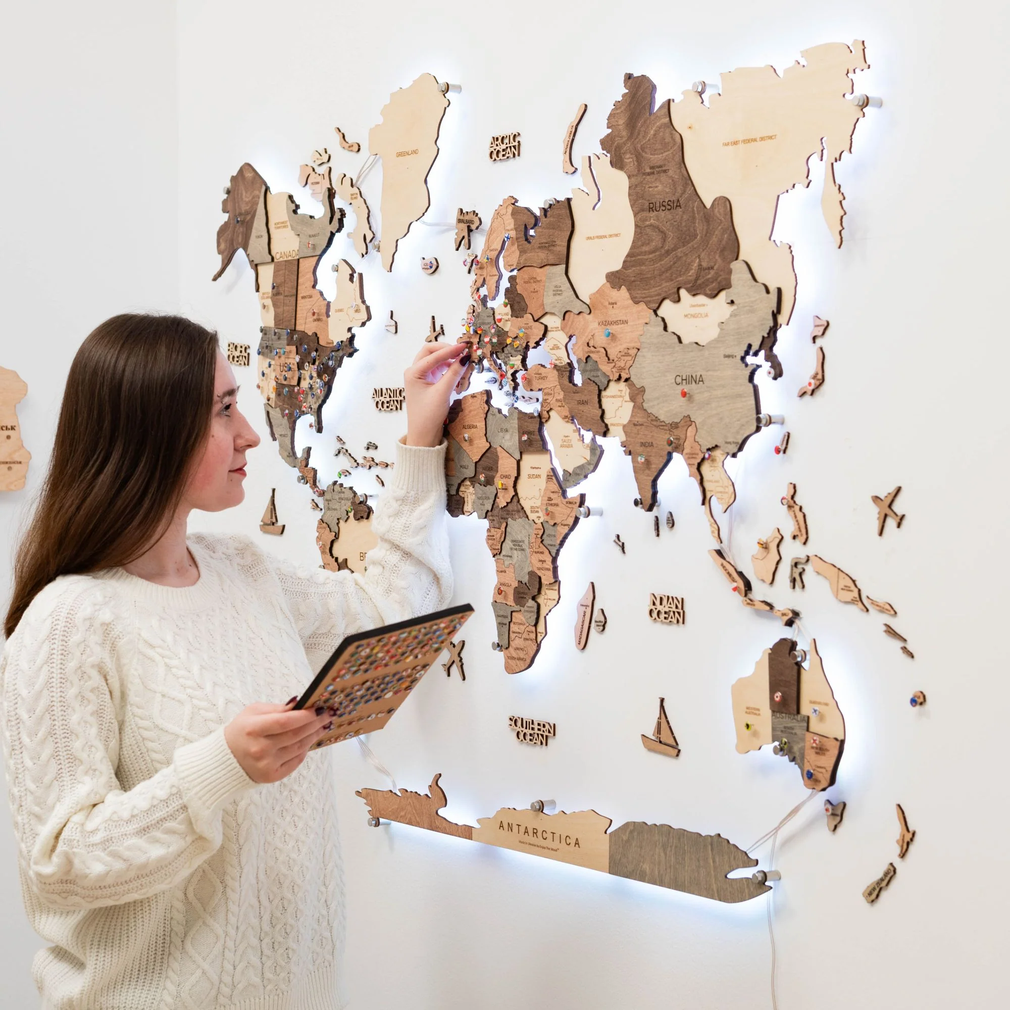 3D LED Wooden World Map 3.0 Smokey - Image 4